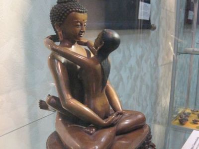 Статуэтка Будды с женщиной. Фото: Reporter-ua.com
