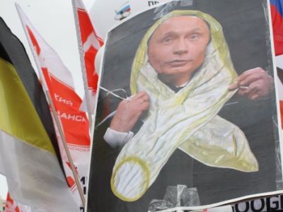Путин, презерватив. Фото: Каспаров.Ru