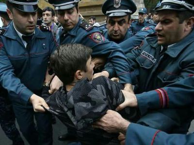 Школьник и четверо полицейских, задержание на акции протеста в Ереване, 20.4.18. Фото: photolure.am