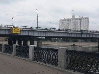 Баннер с Олегом Сенцовым на Новоарбатском мосту, Фото: twitter.com/MBKhMedia