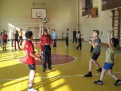 Дети в спортзале. Фото: Zaknews.in.ua