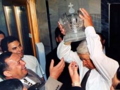 Борис Ельцин примеряет хрустальную корону. Фото: region.expert