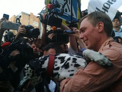 Иван Голунов с собакой после освобождения и прекращения уголовного дела, 11.6.19. Фото: https://t.me/stormdaily