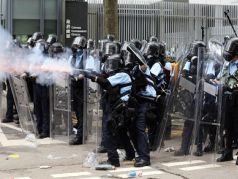 Полиция Гонконга разгоняет протестующих. Фото: scmp.com
