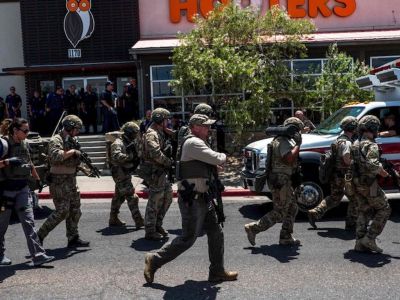Сотрудники правоохранительных органов возле супермаркета Walmart в Эль-Пасо. 3 августа 2019 года. Фото: Joel Angel Juarez / AFP / Scanpix