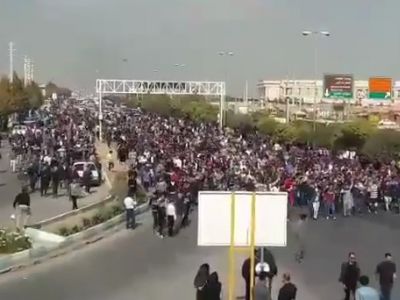 Массовые антирежимные демонстрации в Иране, 16.11.19. Скрин видео t.me/DORRTV
