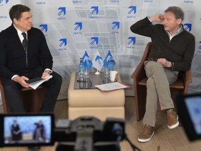 Александр Любимов (слева) и Борис Титов (справа) в офисе "Партии Роста" во время проведения онлайн-митинга. Фото: Глеб Щелкунов/Коммерсант