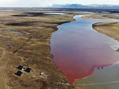 Разлив топлива на ТЭЦ структуры "Норникеля".   Фото: iz.ru