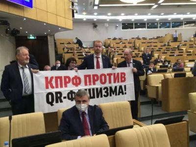 Депутаты Госдумы от КПРФ держат плакат с надписью "КПРФ против QR-фашизма" во время заседания нижней палаты парламента. Фото: twitter.com/Parfenov_Denis