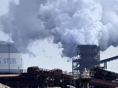 Общий вид сталелитейного завода Tata в Порт-Талботе, Великобритания, 26 апреля 2016 года. Фото: Rebecca Naden/Reuters