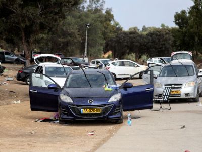 Брошенные на парковке автомобили возле места проведения музыкального фестиваля перед нападением боевиков ХАМАС, 10 октября. Фото: Ronen Zvulun / REUTERS