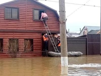 Эвакуация жителей в Орске, 6 апреля 2024 года. Фото: МЧС России
